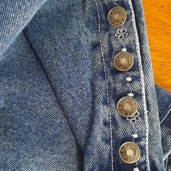 R21 Y2K Highrise Embroidered Button Flare Jeans - Picture 9 of 9